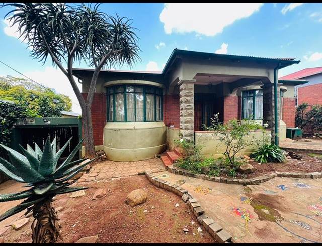 6 BEDROOM HOUSE FOR SALE IN BEZUIDENHOUT VALLEY